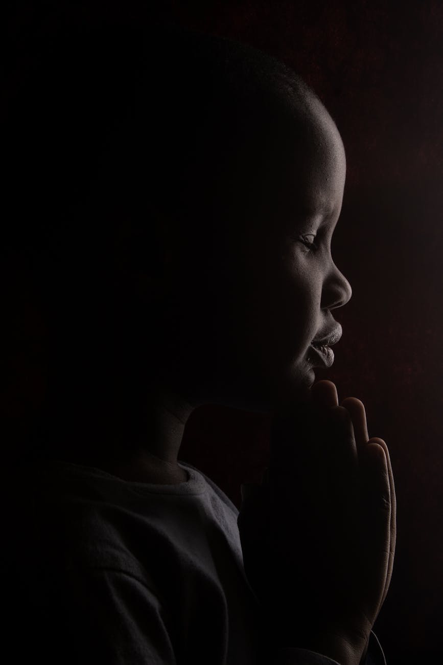 a child praying in the dark